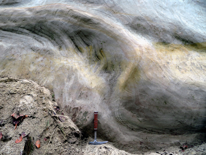 Durch ein gewaltiges Paläo-Erdbeben infolge des Nördlinger-Ries-Impakts verbogene, tertiäre Sedimentschichten der Oberen Süßwassermolasse ( 