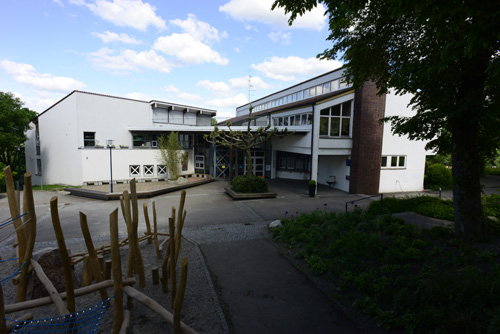 Berg: Ein Neubau für die Grund- und Hauptschule konnte 1962 bezogen werden, ein Erweiterungsbau für die Hauptschule entstand 1984. Foto: O. Bantle (2015)