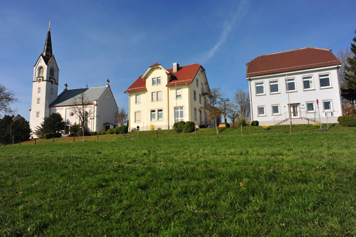 Schmalegg: Die Schulkinder besuchten ab 1904 die zwischen Kirche und Rathaus neu erbaute Schule. Foto: E. Müller-Gaebele (2015)