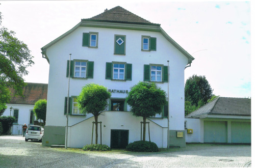 Wolpertswende: Ehemaliges Schulhaus, erbaut 1828, heute Rathaus. Foto: O. Bantle (2015)